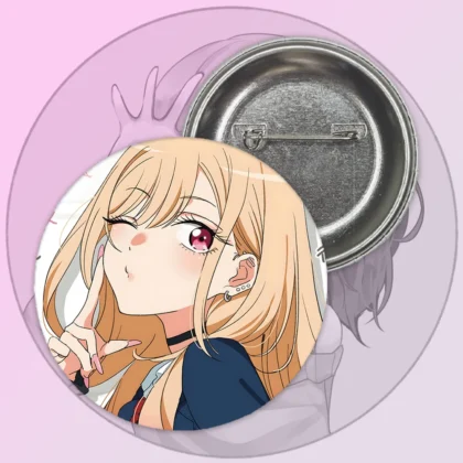 Значок Ця порцелянова лялечка закохалася – Марін Кітагава