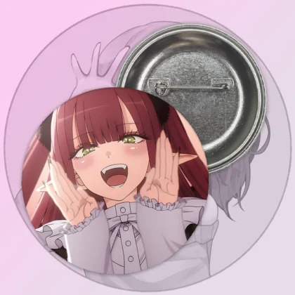 Значок Ця порцелянова лялечка закохалася – Марін Кітагава