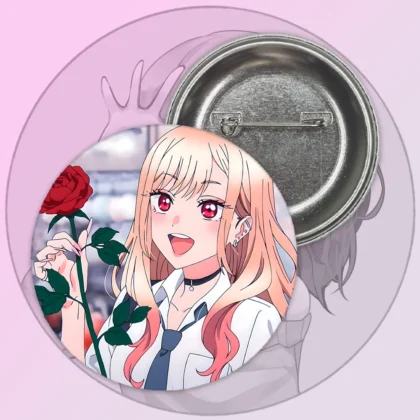 Значок Ця порцелянова лялечка закохалася – Марін Кітагава